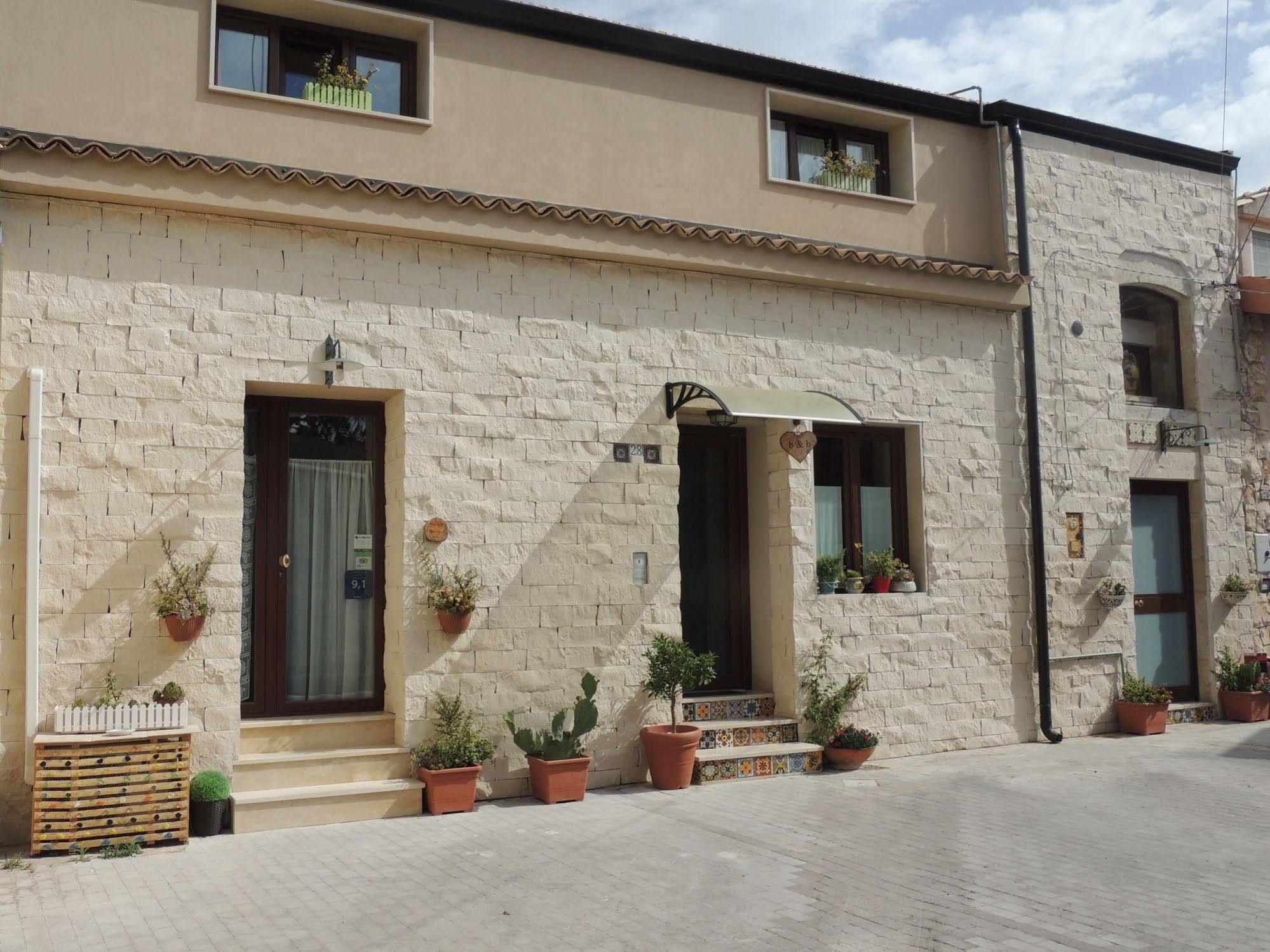 Monolocale L'Abbraccio Apartment รากูซา ภายนอก รูปภาพ